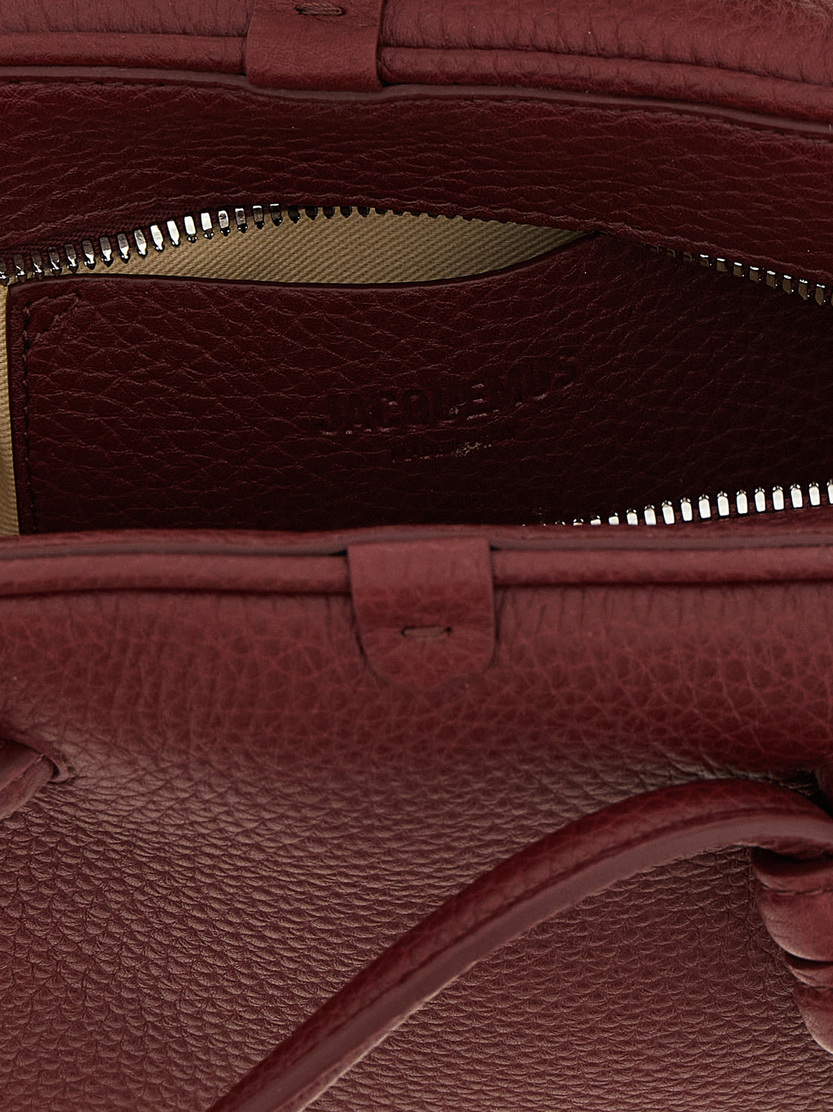 Handtasche aus bordeauxrotem Kalbsleder