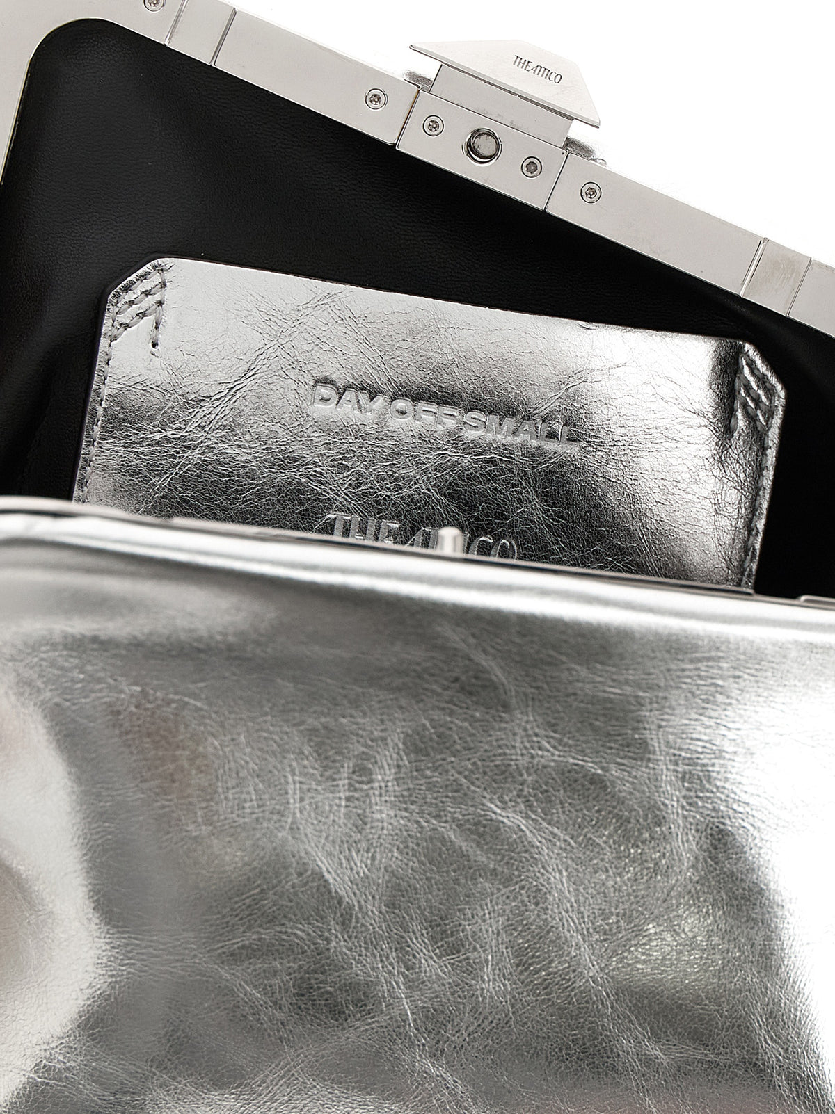 Clutch aus silbernem Kalbsleder